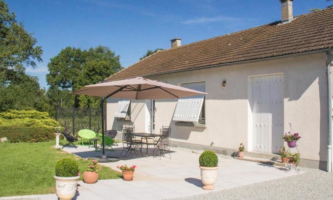 Mazirat House | Gîte familial en Auvergne avec jardin, ping-pong, proche stations thermales, animaux acceptés - FR-1-489-127