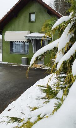 Frambouhans Ski Chalet | Gîte le chalet vert , prêt de raquettes des neiges