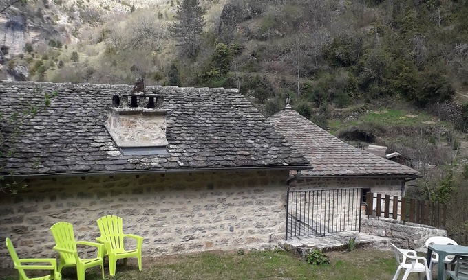 Saint-Chely-du-Tarn Cottage | Gîte " Les Osiers" 2, 3 persons" GT 32" Saint Chély du Tarn, near river