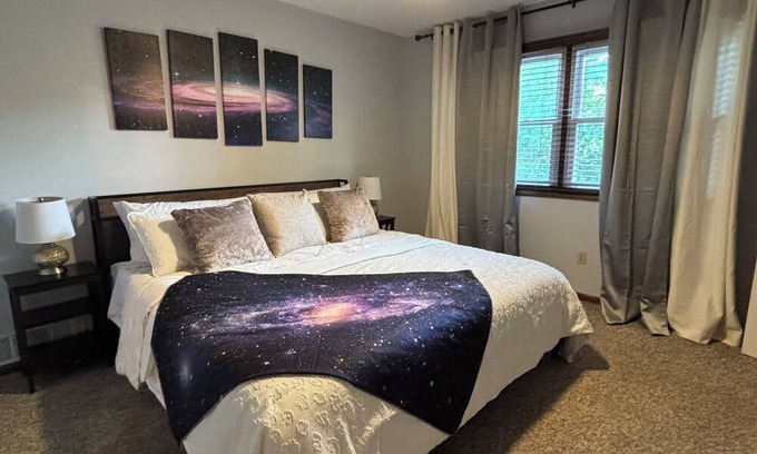 Aurora House | Galactic Oasis Wonderful 5 bedroom theme home, Wi-Fi, king beds and smart tvs