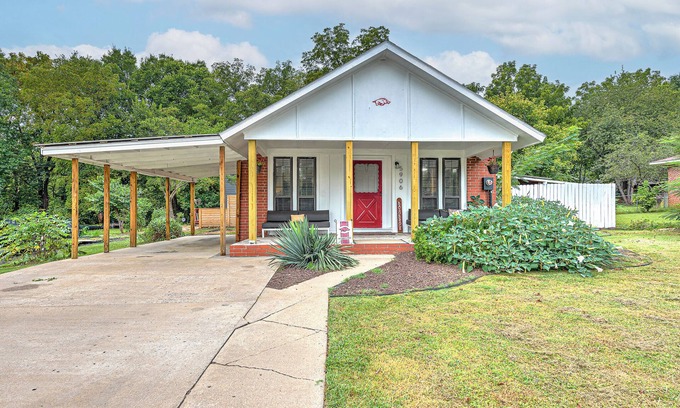 Johnson House | Game Day Getaway: Pet-Friendly Razorback Stay