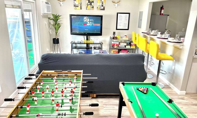 West Arlington Apartment | Game Haven with Putt-Putt Patio, Mins to Stadium
