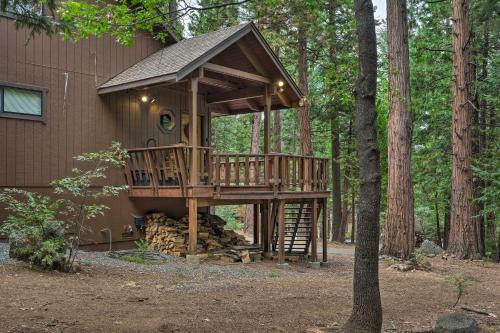 Arnold House | Game Room and Deck Pet-Friendly Camp Connell Cabin