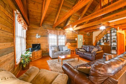 Springville House | Game Room and Decks Family Cabin in Springville!