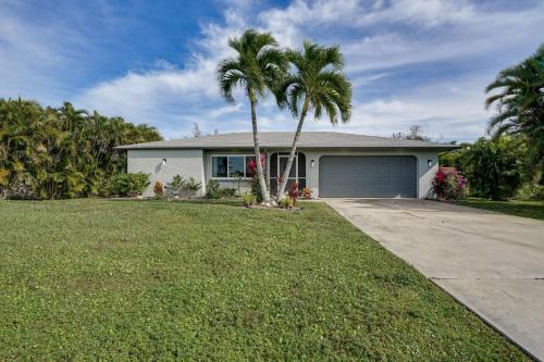 Saint James City House | Game Room and Screened Lanai Pine Island Getaway!