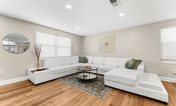 Highland City House | GameRoom+Dogs+4 BR+Kids+FAST WIFI + 2 Kings