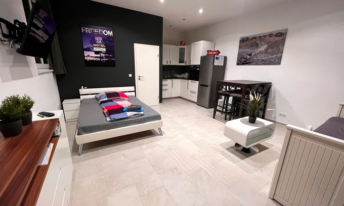 Itzehoe Apartment | Garage 1 Zimmer Apartment mit Kostenlosem Parkplatz, Zentral