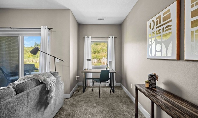 West Des Moines Apartment | Garage Included | King Bed | First Floor | Gym