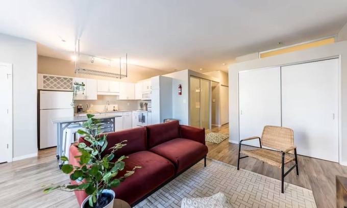 DeBaliviere Place Apartment | Garage Parking CWE Condo near STL Hospitals