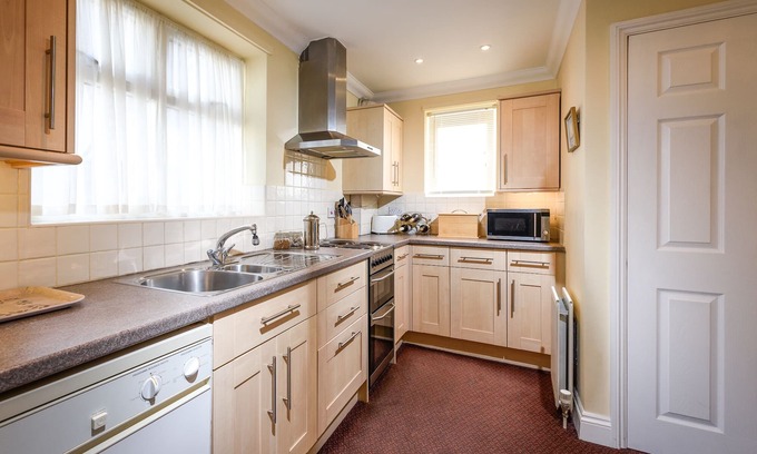 Great Yarmouth House | Garden Cottage Ensuite Bungalow with Patio