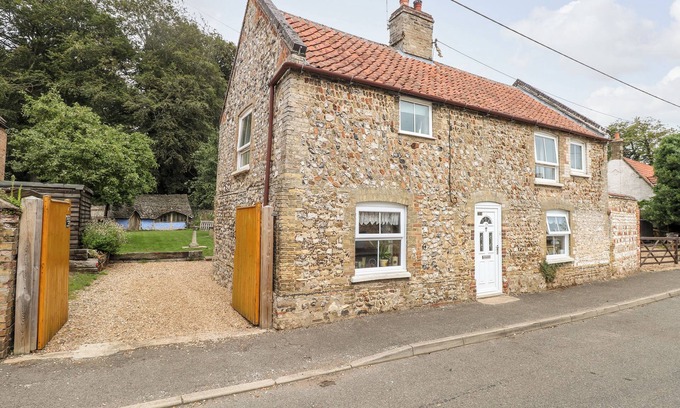 Northwold House | GARDEN HOUSE, pet friendly, character holiday cottage in Northwold
