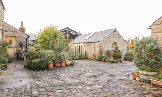 Combs Cottage | GARDEN ROOM, pet friendly, with a garden in Chapel-En-Le-Frith