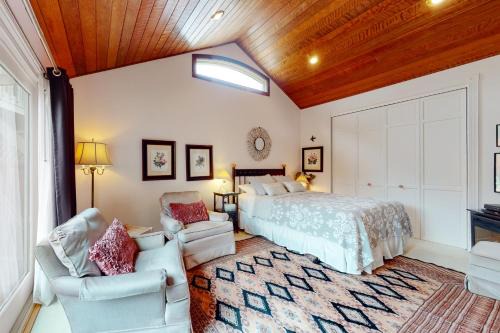 Arcata House | Garden View Relaxation