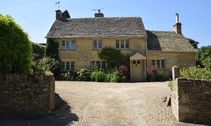Shipton under Wychwood Cottage | Gardeners Cottage is a wonderfully presented period cottage in the Cotswolds.