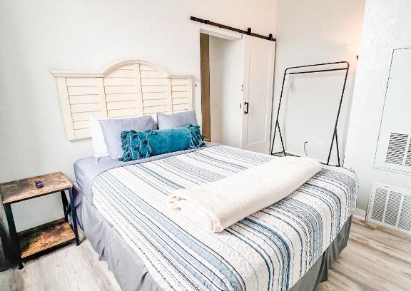 Gaslamp Quarter Hotel | Gaslamp 2bdrm1ba - W Parking & 4 Beds #304