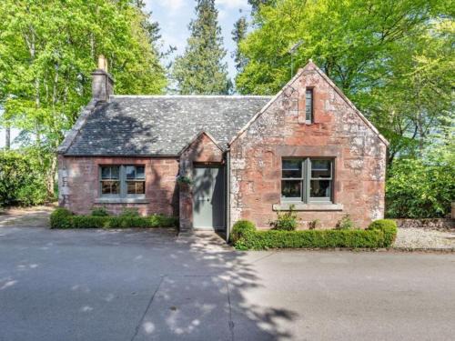 Laurencekirk House | Gate Lodge with Hot Tub