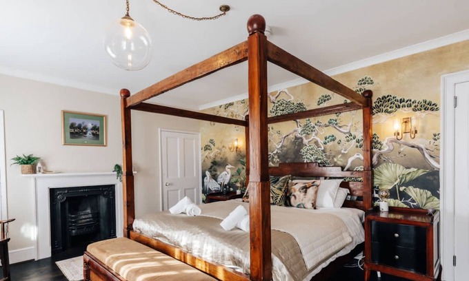 Upper Town House | Central Townhouse with Garden & Free Parking
