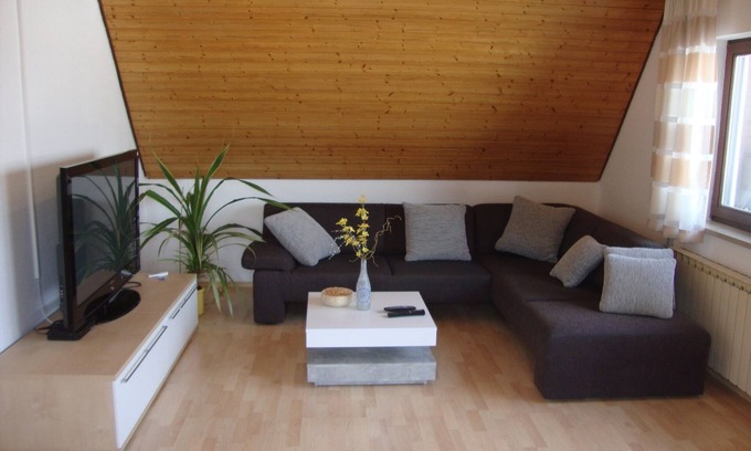 Dombuehl Apartment | Gemütlich und Zeitlos Modern Eingerichtete Ferienwohnung in Ruhiger Lage an der Romantischen Straße