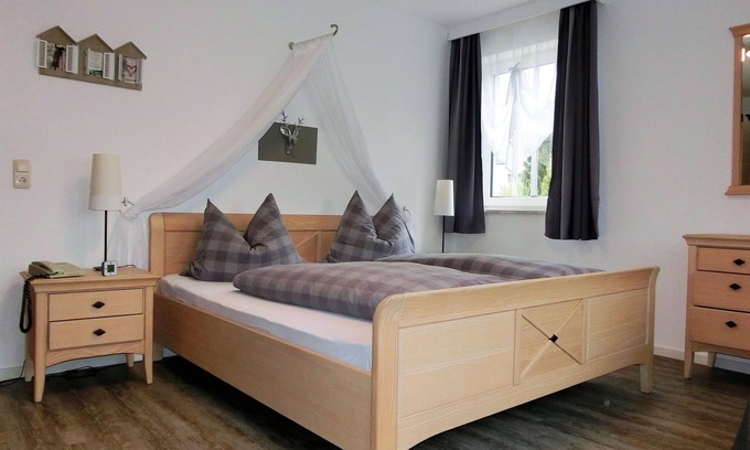Bad Steben Apartment | Gemütliche 45qm Ferienwohnung, Naturholzmöbelausstattung