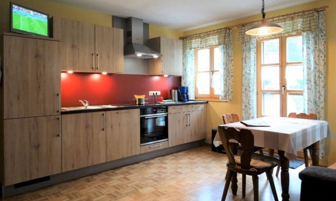 Ploessberg Apartment | Gemütliche Ferienwohnung mit möblierter Terrasse und Zugang zum Garten