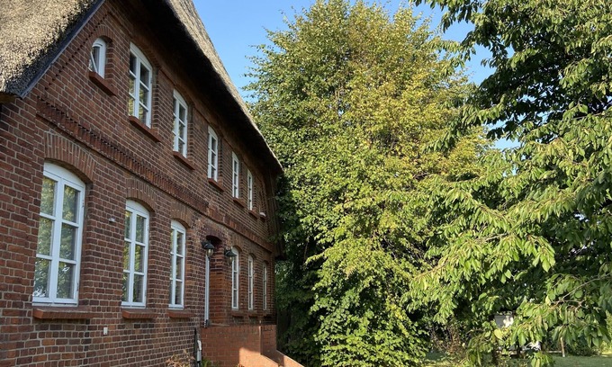 Thandorf Apartment | Gemütliche Ferienwohnung im Erdgeschoss eines Reetdachhauses mitten im Grünen
