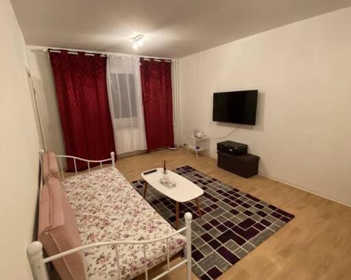 Marzahn Apartment | Gemütliche Wohnung mit Smart-TV und großem Balkon