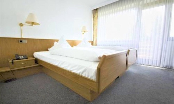 Langenbrand Apartment | Gemütliches Doppelzimmer mit Sat-TV, Dusche/WC und Balkon oder Terrasse