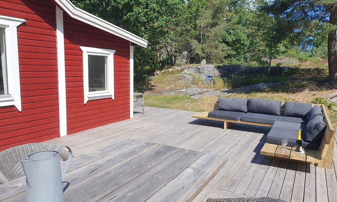 Djurhamn Cabin | Gemütliches Ferienhaus mit Kleinem Boot 200 m vom Meer Entfernt