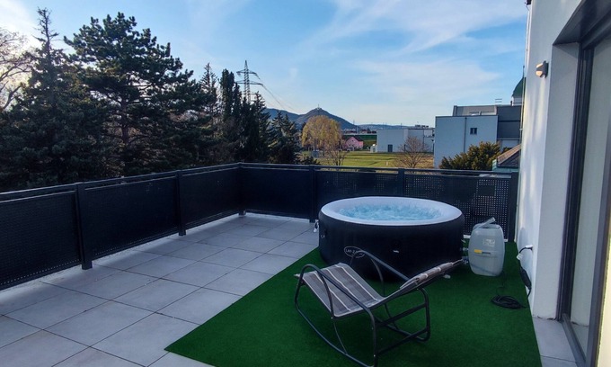 Floridsdorf Apartment | Gemütliches Penthouse Umbrella mit Zwei Großen Terrassen mit Whirlpool