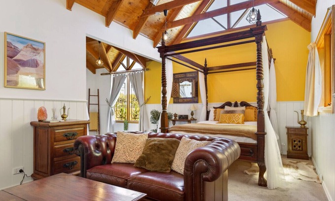 Gembrook Cottage | Gembrook Cottages - The Harem with Spa Bath and Wood Fire