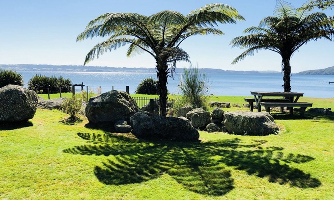 Kawaha Point Ski Chalet | Gemini Lodge Rotorua Lake side paradise