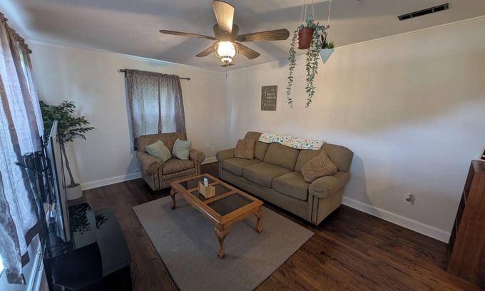 Ringgold House | General Retreat - near Historic Downtown Ringgold, GA