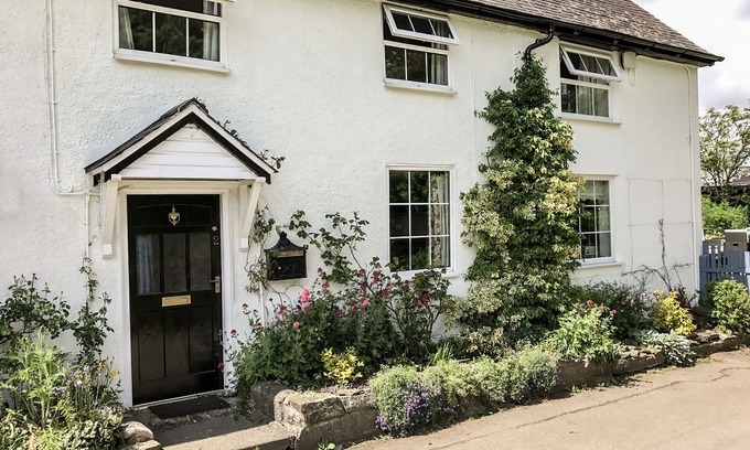 Clun Cottage | GEORGE COTTAGE, pet friendly, character holiday cottage in Clun