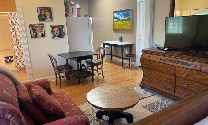 Camden Bed & Breakfast | George Jones & Tammy Wynette Fan Room