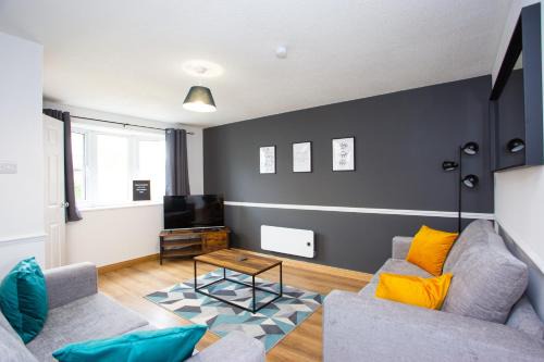 Swindon House | GERARD WALK - Spacious Home, High Speed Wi-Fi, Free Parking, Garden
