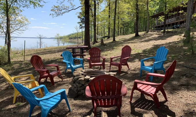 Quitman House | Get away from EVERYTHING! Secluded from the world. 300ft Water Front Log Cabin.
