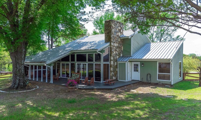 Lindale House | Get away from it all! Fish, Shop in Canton, Golf, Tx Rose Horse Ranch or Relax!