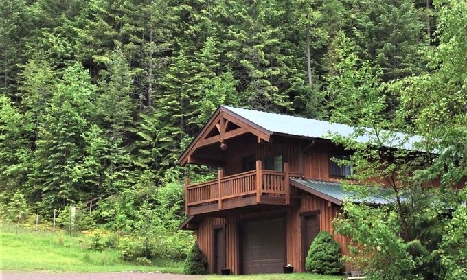 Ronan Cabin | Get away from the stress and strain of life at this romantic mountain cabin.