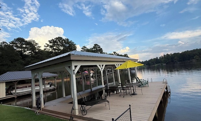 Eatonton House | Get Away this Fall to a Peaceful Lakefront Family Retreat Private Dock! Kayaks!