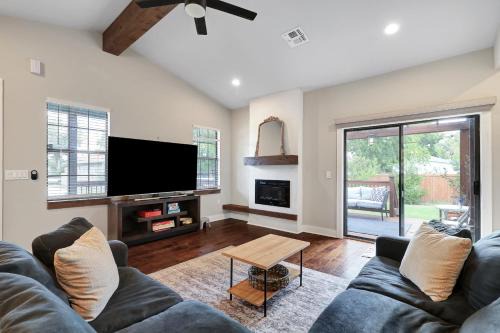 Eastside Promise Neighborhood House | Getaway Nr Dt River Walk Bbq Yard Pet Games