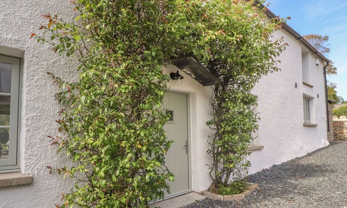 Milnthorpe Cottage | GHYLL COTTAGE, pet friendly, with open fire in Milnthorpe