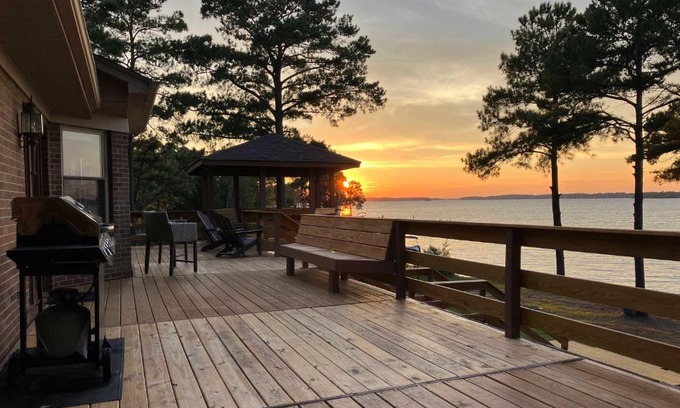 Gilbert House | Gilbert Lakefront Retreat with Private Dock!