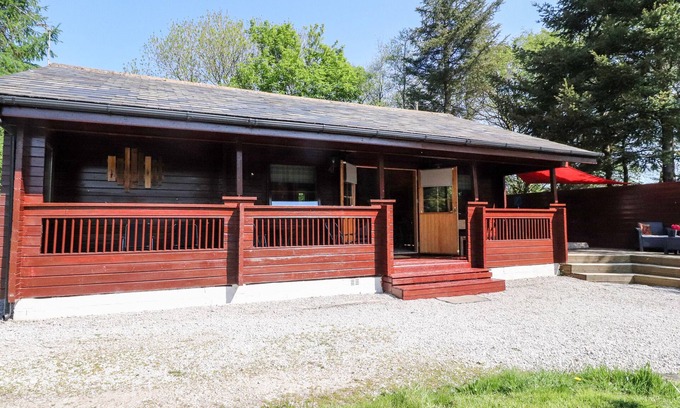 Tosside Cottage | GISBURN FOREST LODGE, pet friendly, with hot tub in Wigglesworth
