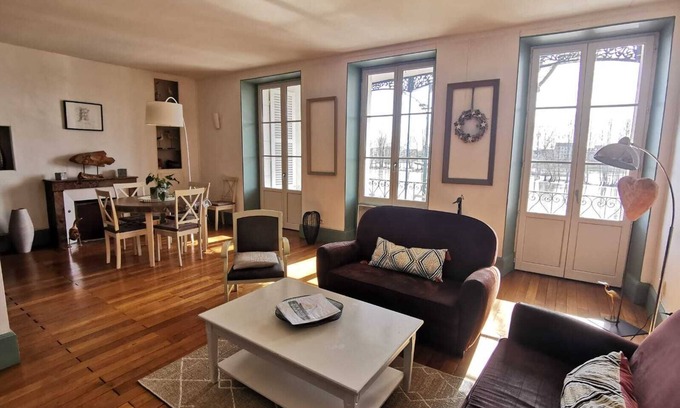Bourgogne Apartment | Gîte Appart "Les Oiseaux" with view of the Loire River