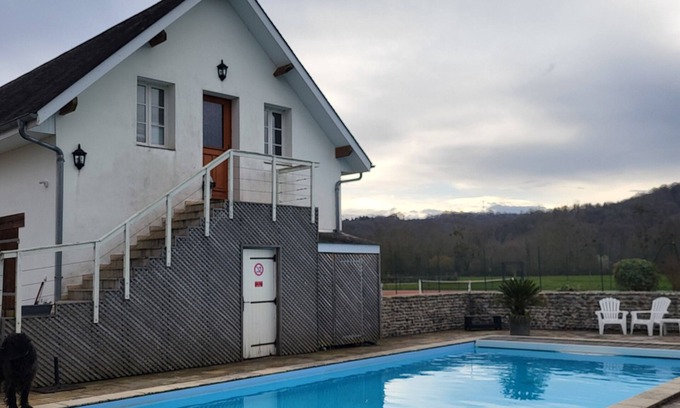 Arros-de-Nay Cottage | Gîte at the foot of the Pyrenees, ocean 1h15 away, property with swimming pool and tennis court.