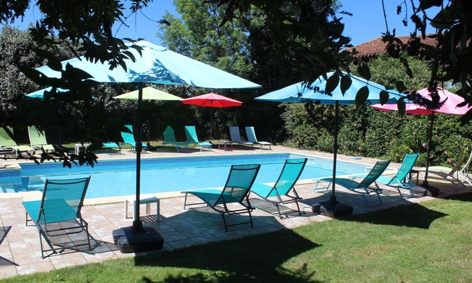 Saverdun Apartment | Gite Ciel - sunny gite overlooking heated pool and gardens.