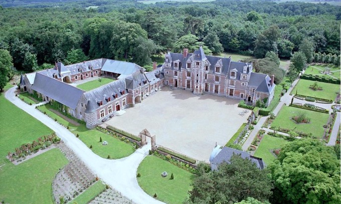 Vernou-sur-Brenne Apartment | GITE DANINOU; meublé 3 chambres avec terrasse (1er étage du château) , salon et cuisine ouverte
