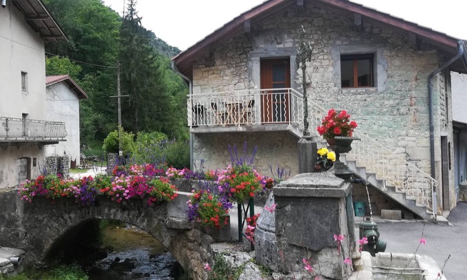 Cerdon House | Gite du Pressoir by the stream in Cerdon