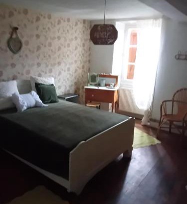 Celles House | Gite du vieil acacia