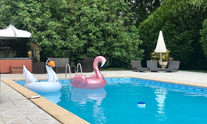 Saint-Christoly-de-Blaye House | Gîte in a green setting between Bordeaux and the sea